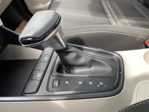 2024 Hyundai İ20 Vites Topuzu Ve Çerçevesi 
