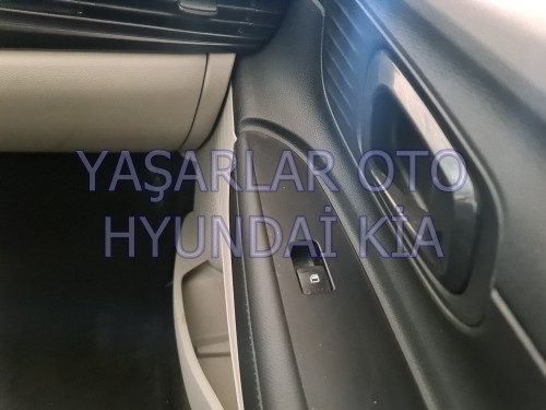 Hyundai Bayon Sağ Cam Düğmesi